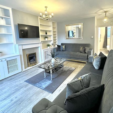 Newly Renovated Kensington 2 Bedroom Apartment With Balcony Near Harrods Sleeps 6, 2 Min Walk From Station London Eksteriør billede
