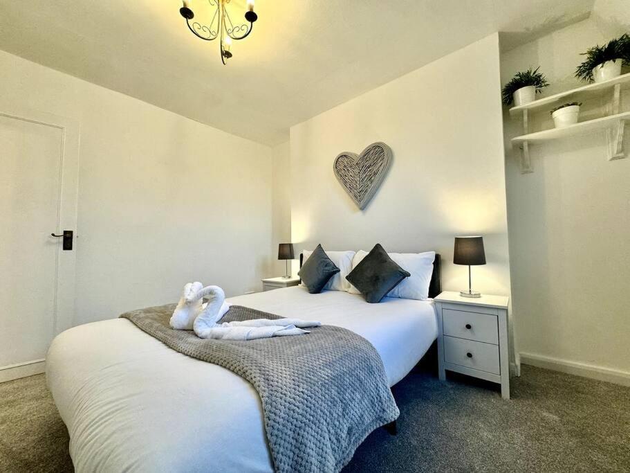 Newly Renovated Kensington 2 Bedroom Apartment With Balcony Near Harrods Sleeps 6, 2 Min Walk From Station London Eksteriør billede