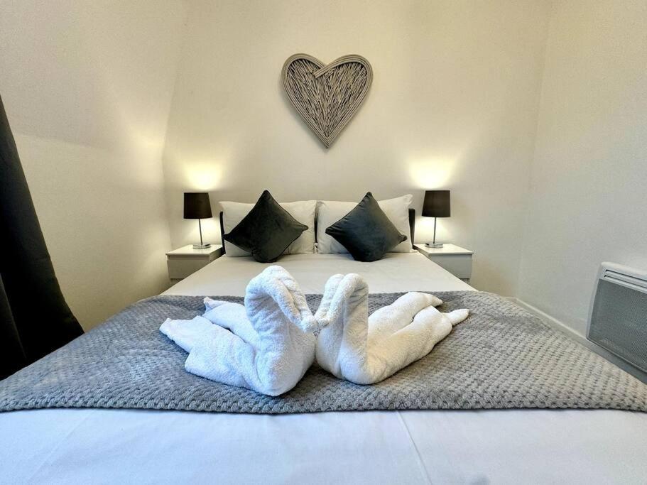 Newly Renovated Kensington 2 Bedroom Apartment With Balcony Near Harrods Sleeps 6, 2 Min Walk From Station London Eksteriør billede
