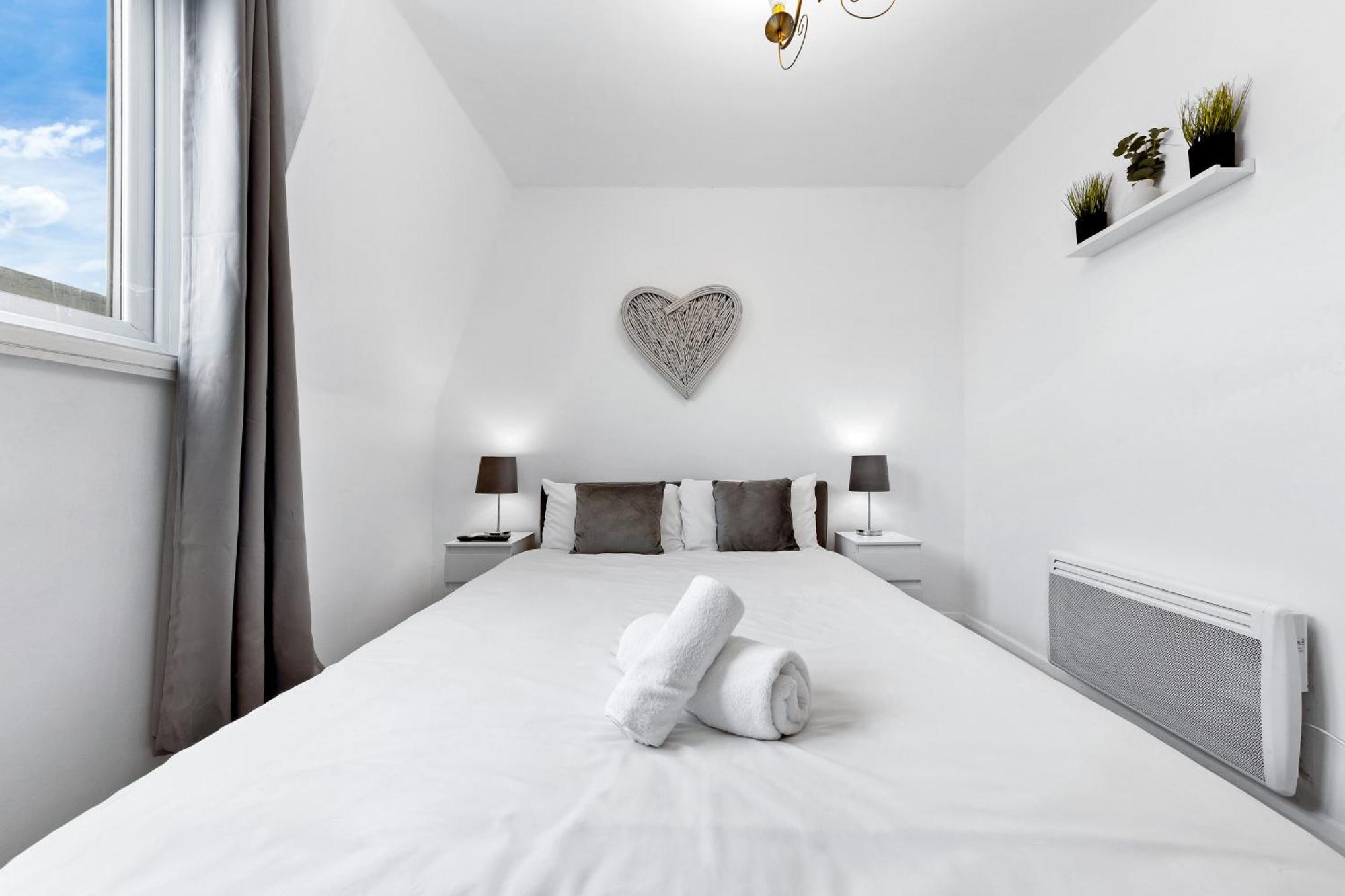 Newly Renovated Kensington 2 Bedroom Apartment With Balcony Near Harrods Sleeps 6, 2 Min Walk From Station London Eksteriør billede