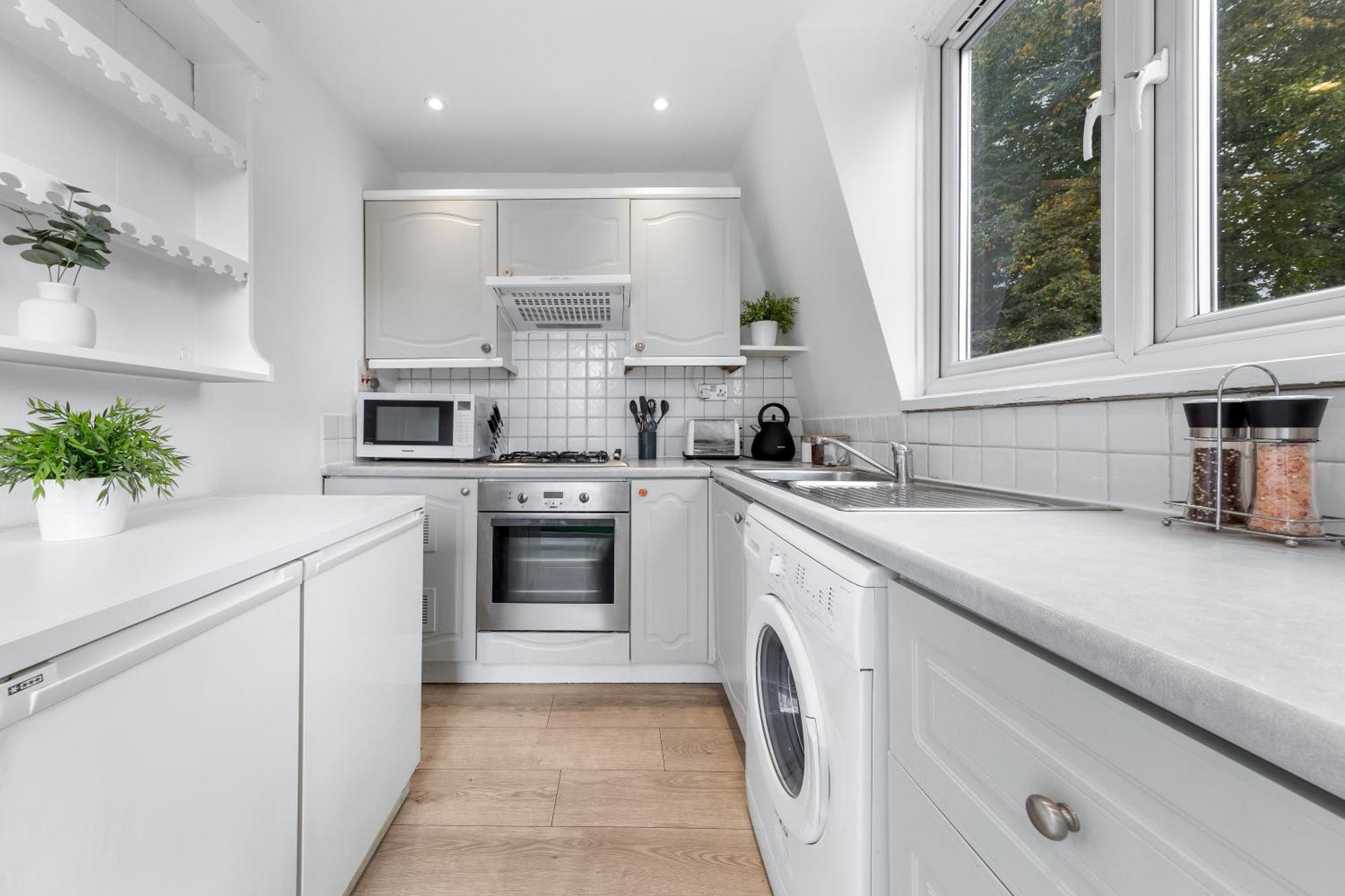 Newly Renovated Kensington 2 Bedroom Apartment With Balcony Near Harrods Sleeps 6, 2 Min Walk From Station London Eksteriør billede