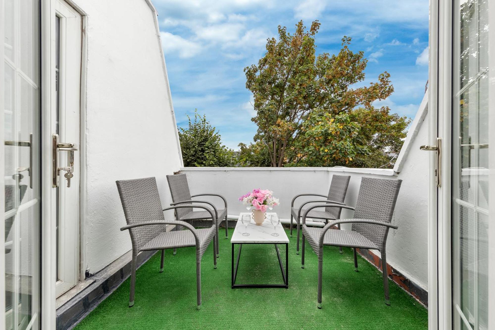 Newly Renovated Kensington 2 Bedroom Apartment With Balcony Near Harrods Sleeps 6, 2 Min Walk From Station London Eksteriør billede
