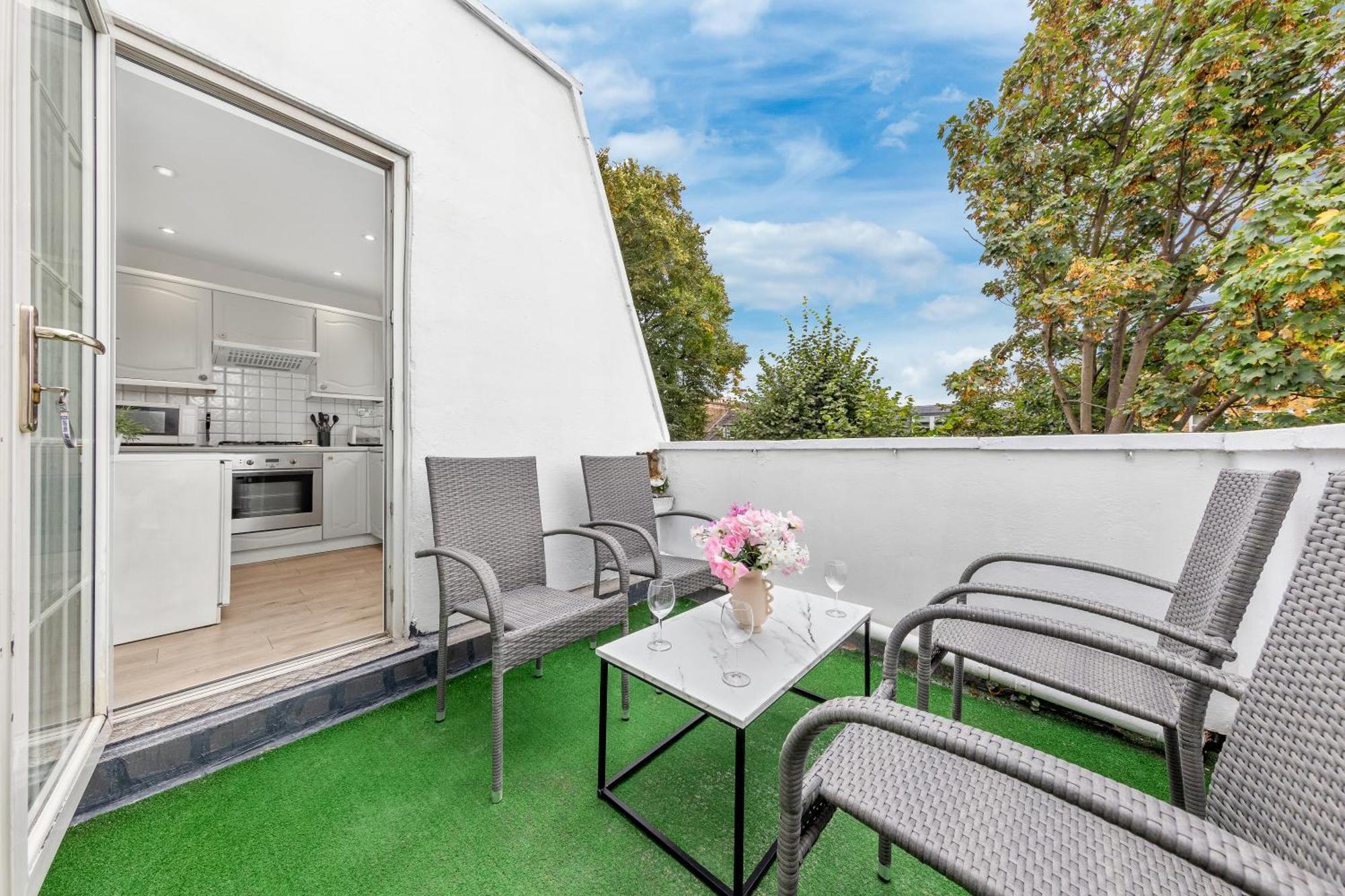 Newly Renovated Kensington 2 Bedroom Apartment With Balcony Near Harrods Sleeps 6, 2 Min Walk From Station London Eksteriør billede