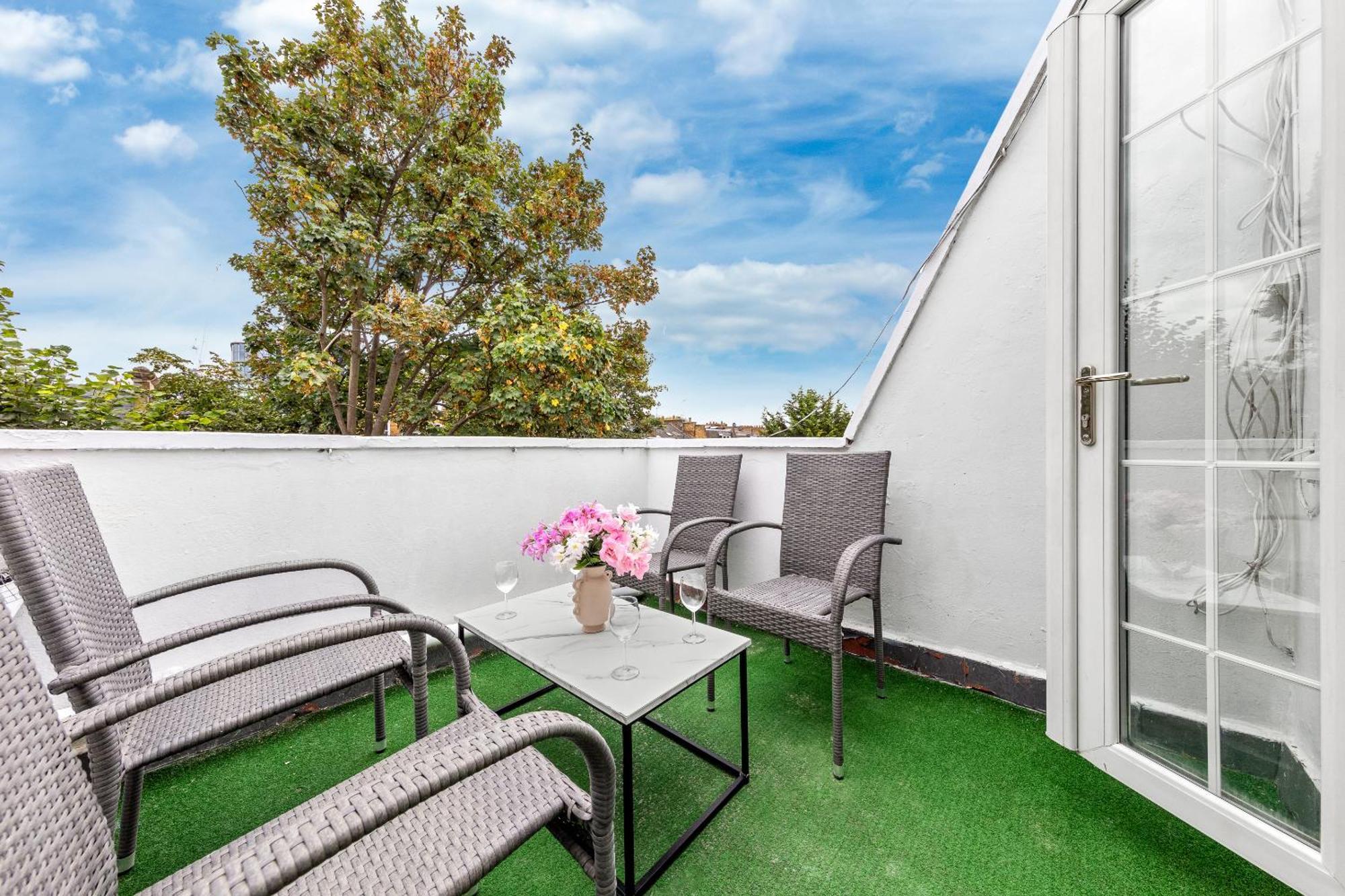 Newly Renovated Kensington 2 Bedroom Apartment With Balcony Near Harrods Sleeps 6, 2 Min Walk From Station London Eksteriør billede